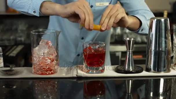 Barman připravuje koktejl v luxusní bar vnitra. detail — Stock video