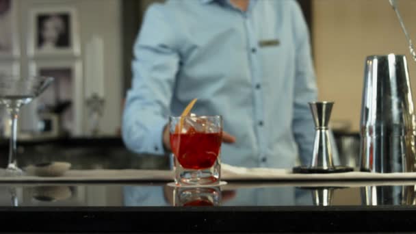 Barman voorbereiding van een cocktail in luxe bar interieur. Close-up — Stockvideo