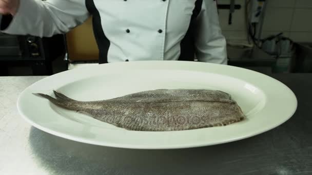 Chef preparando pescado en restaurante — Vídeos de Stock