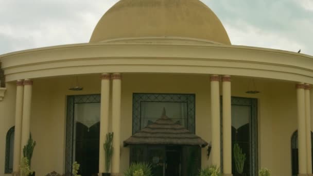 The main entrance to the African hotel — Stock Video