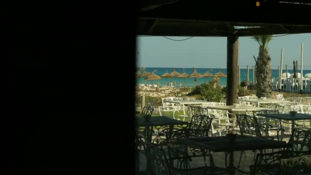 Der Blick aus dem Fenster auf das Meer — Stockvideo