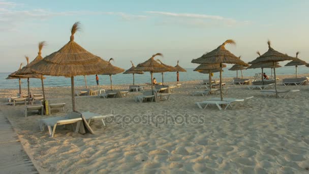 Vue sur la plage avec chaises longues et vue sur la mer — Video