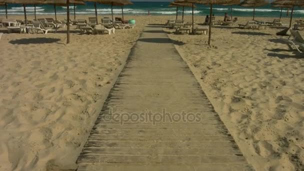 Blick auf den Strand mit Liegestühlen und Meerblick — Stockvideo