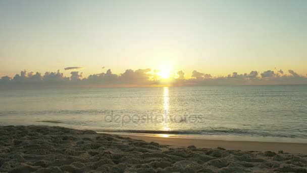 Vacker soluppgång på havet — Stockvideo