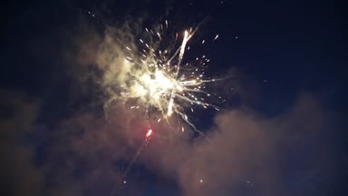 Gece gökyüzünde havai fişekler