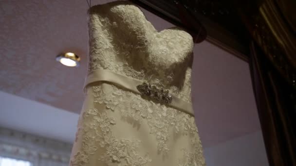 Свадебное платье на фоне окна — стоковое видео