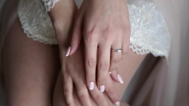 Belas mãos delicadas da noiva — Vídeo de Stock