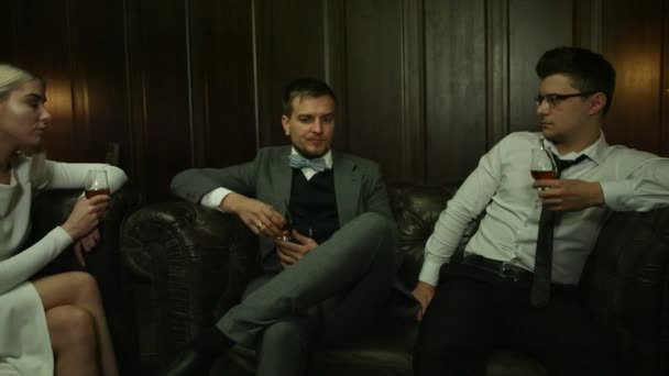 Gutaussehende junge Männer reden in Bar — Stockvideo