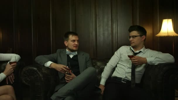 Knappe jonge mannen praten in staaf — Stockvideo