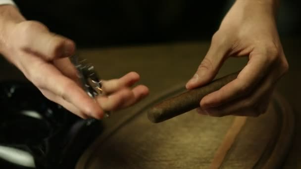 Bir adam bir puro kırpar. Yakın çekim — Stok video