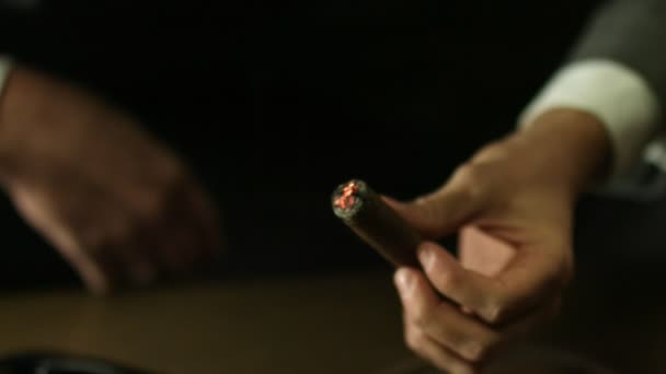 El hombre sostiene un cigarro. Primer plano — Vídeos de Stock