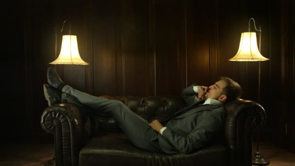 바에서 시가 흡연 비싼 양복에서 잘생긴 젊은 남자 — 비디오