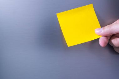 Buzdolabı kapı yapışabilir boş Not tutan kişinin el Close-Up