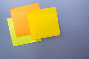 Buzdolabının üzerinde boş yapışkan not