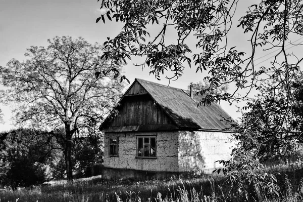 Старый дом в деревне. Черно-белая фотография . — стоковое фото