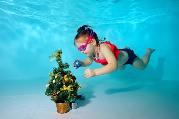 Niño Bajo Agua Piscina Decora Árbol Navidad Con Juguetes Navidad — Foto de Stock