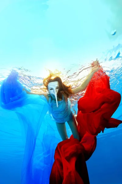 Meisje Een Wit Masker Met Een Lange Neus Onder Water — Stockfoto