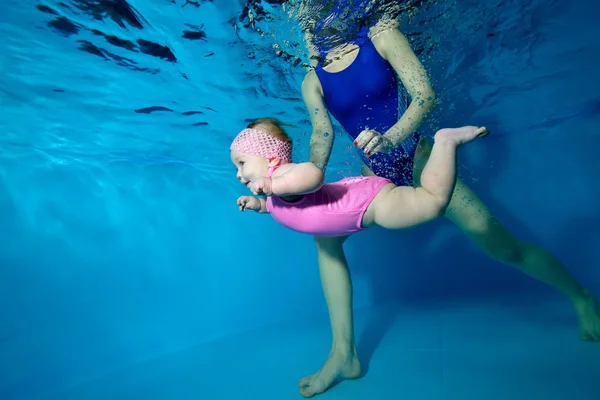 Mom Teaches Swim Baby Underwater Pool Portrait Bottom View Water — Stock Photo, Image