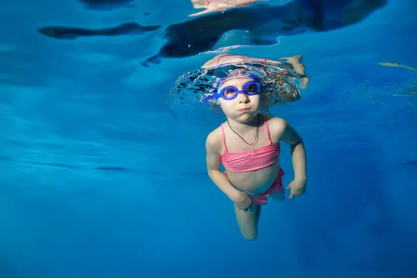 Niña Feliz Nadando Posando Bajo Agua Sobre Fondo Azul Mira — Foto de Stock