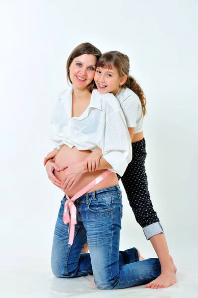 Hamile Anne Kızı Kucaklayan Onlar Bir Kalp Şeklinde Çıplak Karnına — Stok fotoğraf