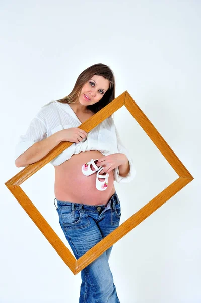 Mujer Embarazada Sosteniendo Marco Imagen Imagen Los Zapatos Los Niños — Foto de Stock