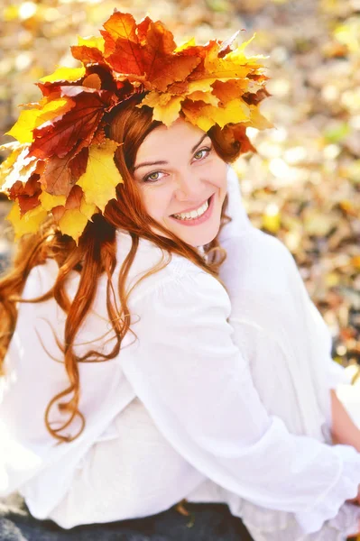 Krásná Mladá Dívka Věnec Žluté Listy Bílých Šatech Sedí Podzim — Stock fotografie