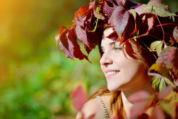 Krásná Mladá Dívka Která Nosí Věnec Podzimní Červené Zelené Listy — Stock fotografie