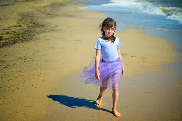 Adorable Little Girl Walking Beach Evolving Skirt Looking Portrait Landscape — Stock Photo, Image