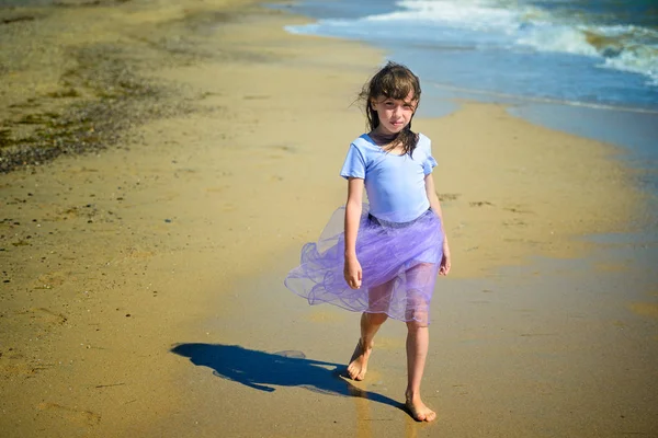 Schattig Meisje Lopen Het Strand Zich Ontwikkelende Rok Kijken Naar — Stockfoto