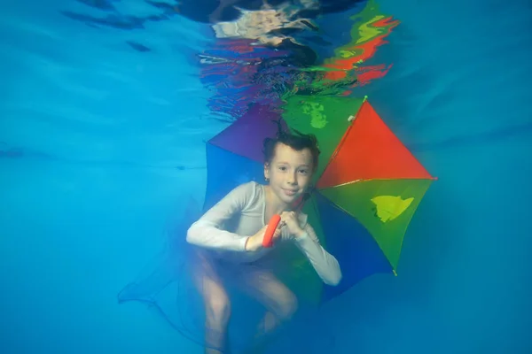 Niña Feliz Nadando Bajo Agua Piscina Jugando Con Paraguas Colores —  Fotos de Stock