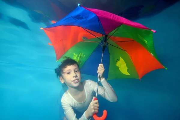 Niña Feliz Nadando Jugando Posando Bajo Agua Piscina Con Paraguas —  Fotos de Stock