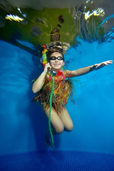 Mooi Meisje Zwemt Speelt Met Een Speeltje Onder Water Het — Stockfoto