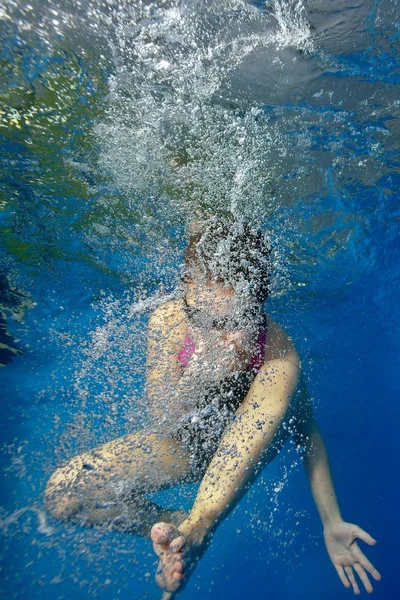 Een Klein Meisje Gaat Voor Sport Het Zwembad Duiken Onder — Stockfoto