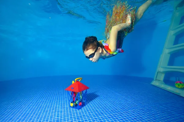 Deportiva Niña Vestida Con Trajes Carnaval Bucea Hasta Fondo Piscina —  Fotos de Stock