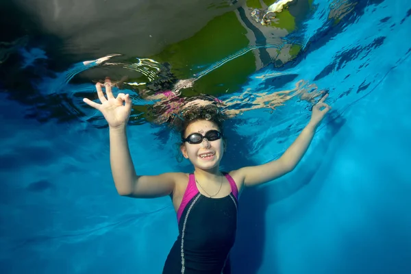 Sport Weinig Meisje Zwemt Onder Water Het Zwembad Een Blauwe — Stockfoto