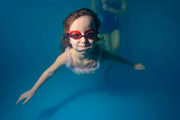 Een Klein Meisje Leert Zwemmen Onder Water Het Zwembad Portret — Stockfoto