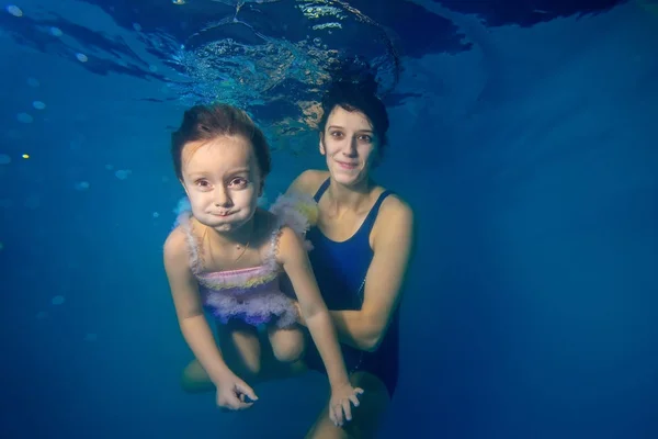 Çocuk Anne Yüzmek Birlikte Sualtı Kameraya Bakarak Gülümseyen Bir Mavi — Stok fotoğraf