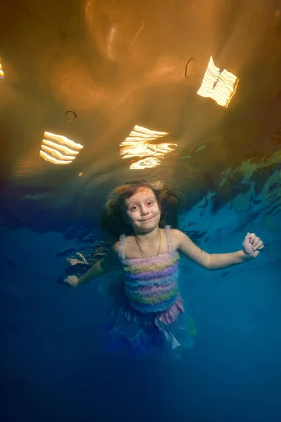 Gelukkig Klein Meisje Een Mooie Jurk Zwemt Onder Water Het — Stockfoto