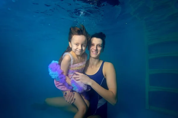 Küçük Kız Güzel Bir Elbise Içinde Yüzüyor Kameraya Bakarak Gülümseyen — Stok fotoğraf