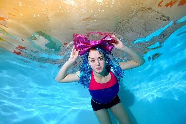 Vidám Fiatal Lány Nagy Fejedre Úszik Medencében Víz Alatti Nézte — Stock Fotó