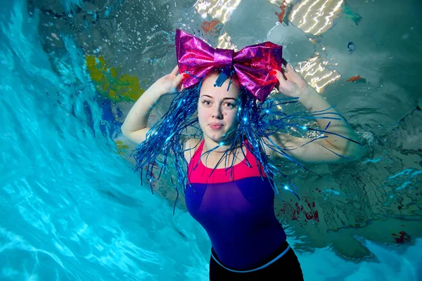 Genç Kız Büyük Yay Palyaço Baş Ile Havuzunda Sualtı Kameraya — Stok fotoğraf