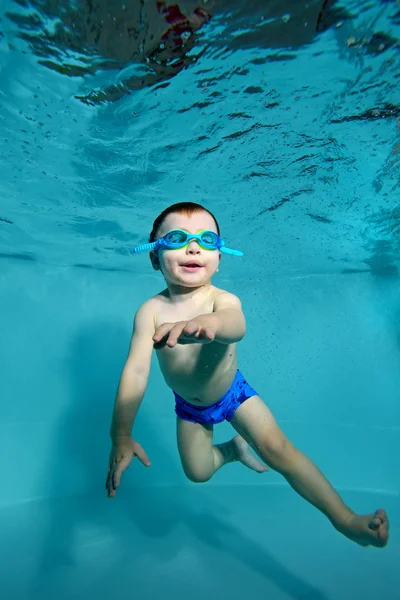 Niño Pequeño Nada Bajo Agua Juega Con Gafas Para Nadar — Foto de Stock