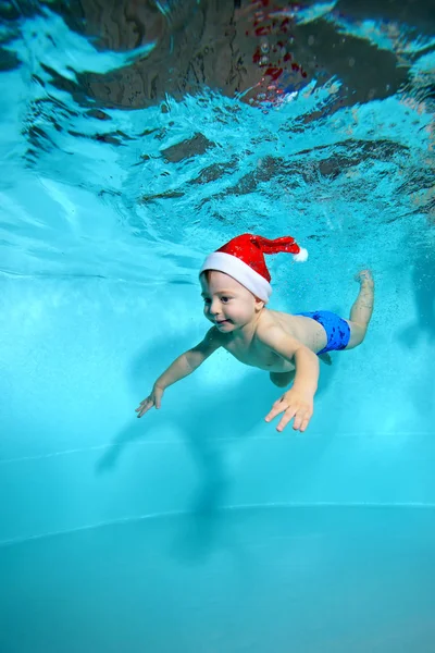 Hermoso Bebé Gorra Roja Santa Claus Nada Bajo Agua Piscina — Foto de Stock