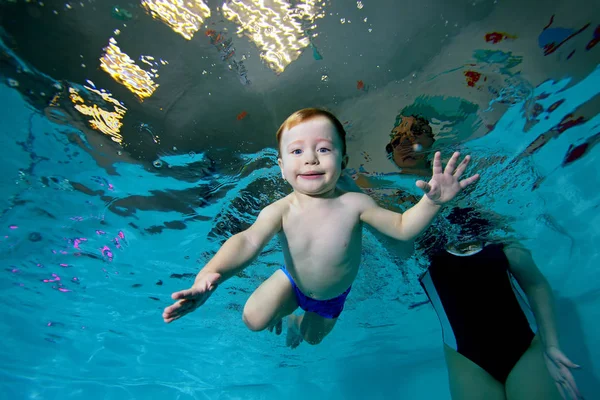 Hermoso Bebé Nada Bajo Agua Piscina Sobre Fondo Azul Mirando — Foto de Stock