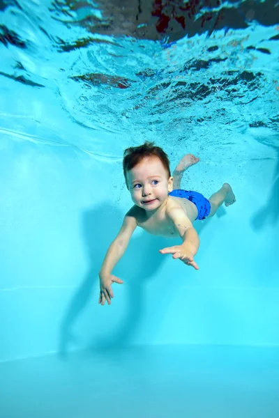 Glücklich Baby Schwimmt Unter Wasser Pool Mit Offenen Augen Auf — Stockfoto
