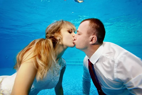 Hombre Mujer Vestidos Novia Besándose Bajo Agua Piscina Retrato Primer — Foto de Stock
