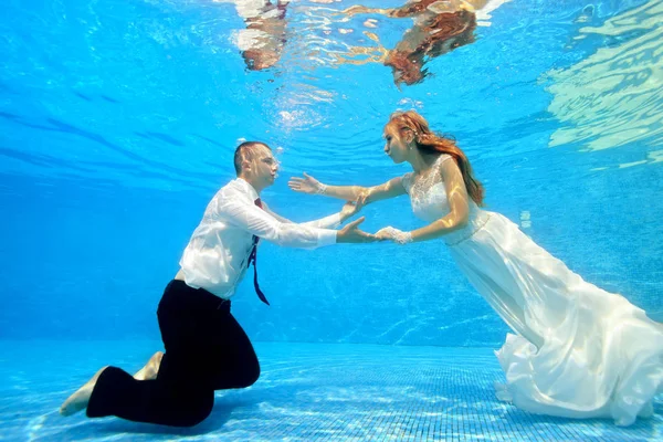 Bride Groom Wedding Dresses Swim Underwater Pool Meet Each Other — Stock Photo, Image
