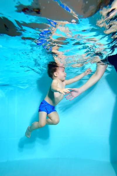 Feliz Niño Nadando Bajo Agua Madre Retrato Orientación Vertical Vista — Foto de Stock