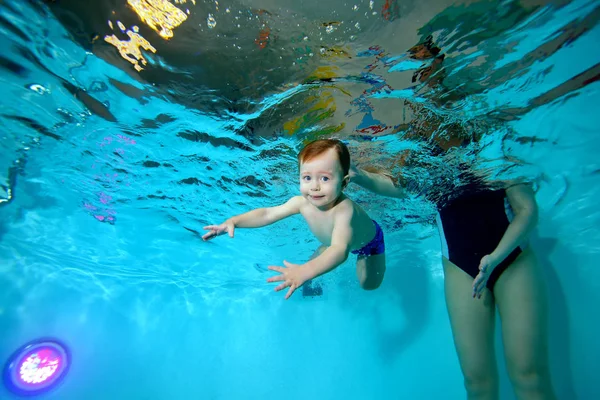 Niño Pequeño Deportes Bajo Agua Piscina Con Entrenador Retrato Orientación — Foto de Stock