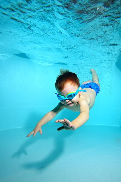 Niño Gafas Para Nadar Buceos Hasta Fondo Piscina Bajo Agua — Foto de Stock